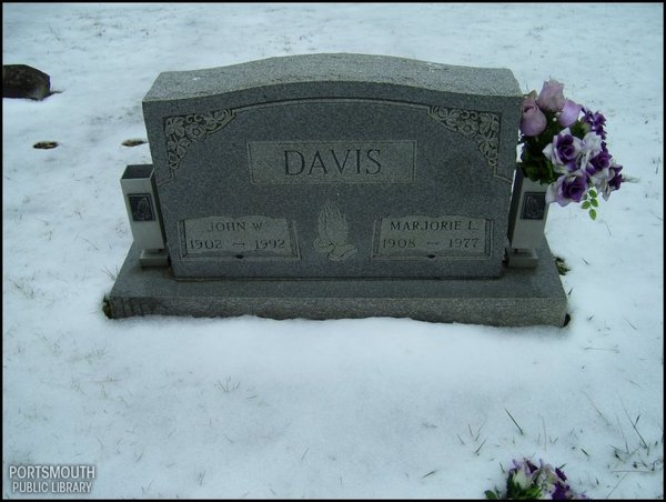 davis-john-marjorie-tomb-oswego-cem.jpg