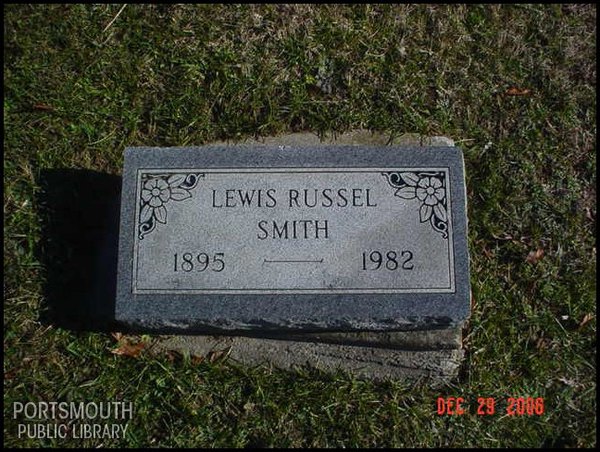 smith-lewis-russell-tomb-newman-cem.jpg