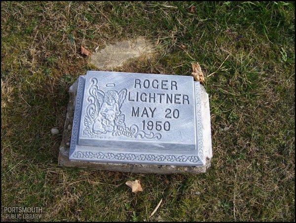 lightner-roger-tomb-evergreen-cem.jpg