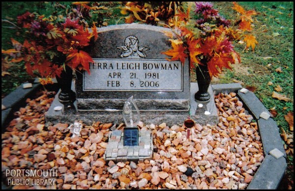 bowman-terra-leigh-tomb-greenlawn-cem.jpg