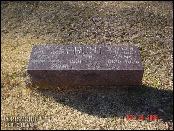 frost-everet-gladys-ernest-eugene-velma-kenneth-tomb.jpg