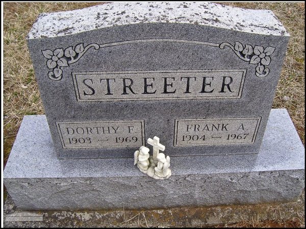 streeter-frank-dorothy-tomb-village-cem.jpg