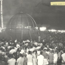 1960 crowd.jpg